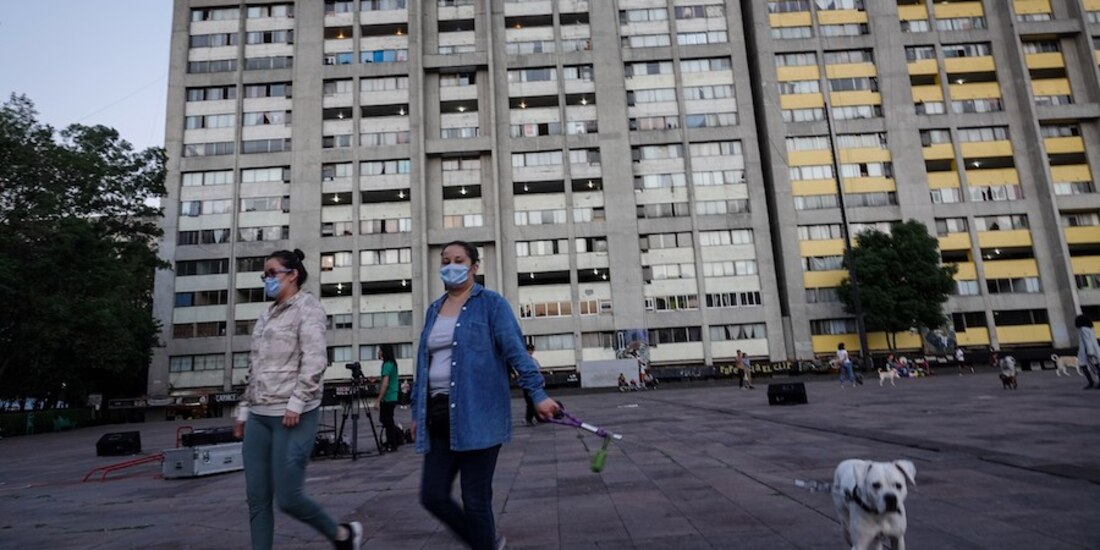 Vecinos del centro Urbano Nonoalco, en Tlatelolco, uno de los condominios más icónicos de la Ciudad de México, pasean en la plaza de las Tres Culturas con las medidas para prevenir infección de Covid-19.