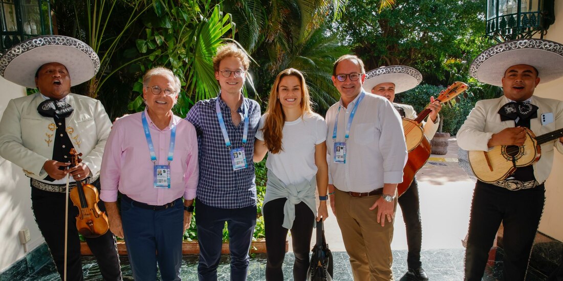 Gustavo Santoscoy (rosa) recibiendo a las tenistas, ayer.