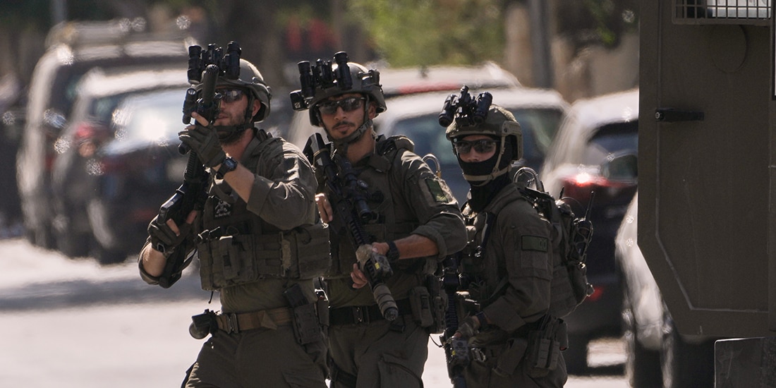Soldados se mueven por una calle fuera del Hospital Especializado de Nablus en la ciudad de Nablus, Cisjordania, el viernes 24 de julio de 2026