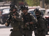 Soldados se mueven por una calle fuera del Hospital Especializado de Nablus en la ciudad de Nablus, Cisjordania, el viernes 24 de julio de 2026