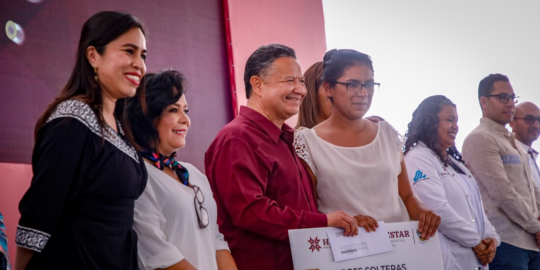 El mandatario estatal con beneficiarias.