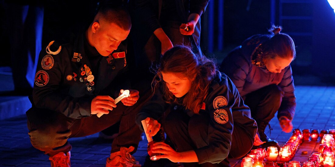 Ciudadanos se unen a la jornada de luto por el atentado terrorista del que Rusia culpa a Ucrania, ayer.