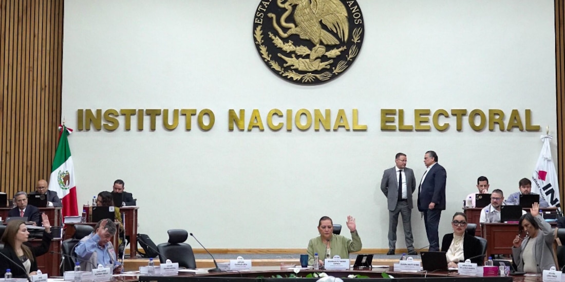 Votación económica durante la sesión extraordinaria del INE, ayer.