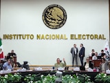 Votación económica durante la sesión extraordinaria del INE, ayer.
