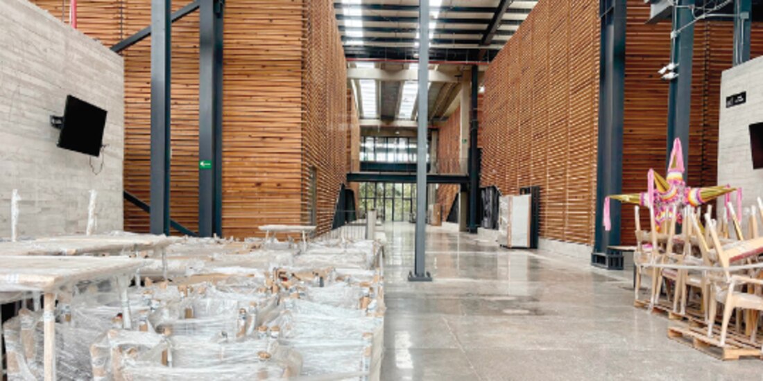 Sillas y mesas emplayadas en el interior de la Cineteca Chapultepec, el viernes pasado.