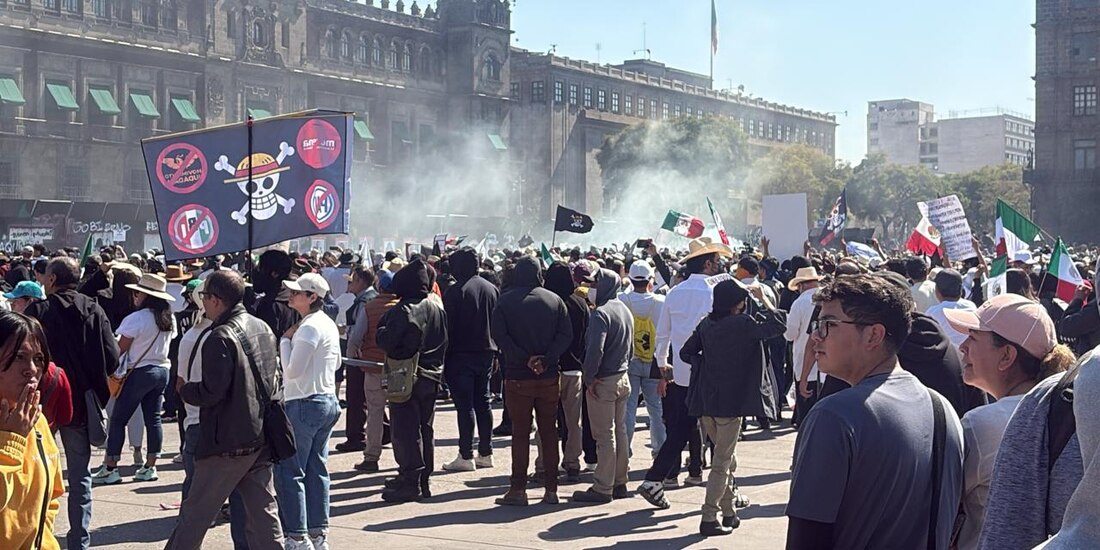 Manifestantes intentan brincar y derrumbar vallas en Palacio Nacional.