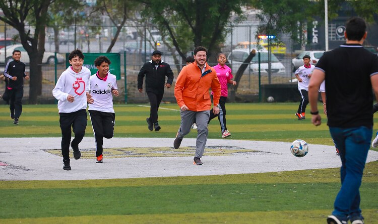 El Gobernador participó en una “cascarita” con los seleccionados en la cancha de futbol siete del Centro Comunitario San Bernabé