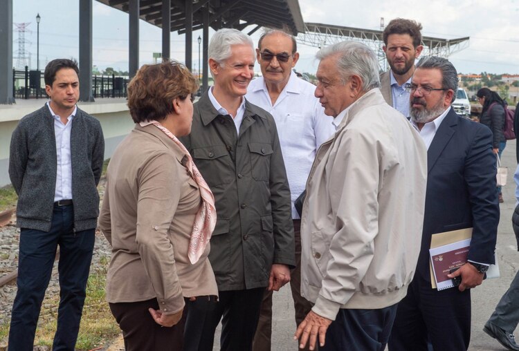 Delfina Gómez, Alfredo del Mazo Maza y Andrés Manuel López Obrador encabezaron el recorrido de supervisión de la obra del tramo Lechería-Aeropuerto Internacional Felipe Ángeles del Tren Suburbano.