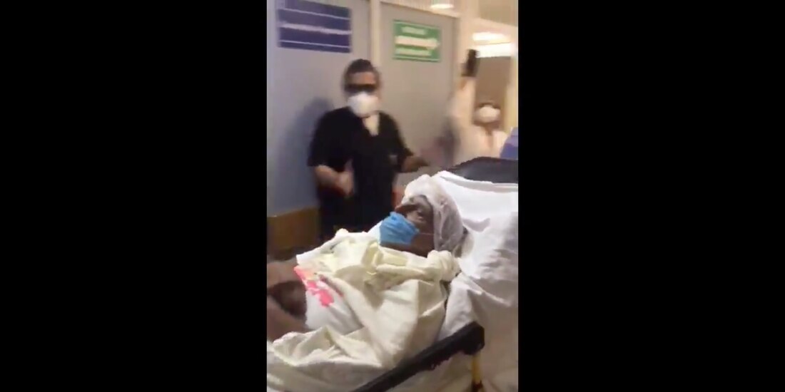 Ignacio sale de la unidad del ISSSTE en Veracruz, este lunes.