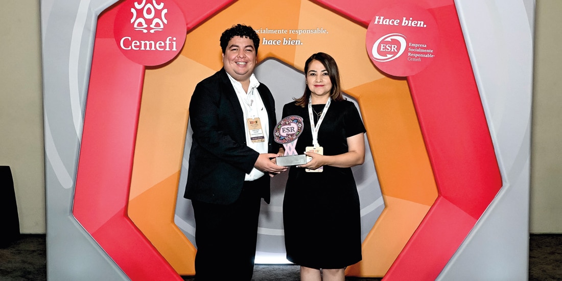 Representantes de Unilever muestran su premio.