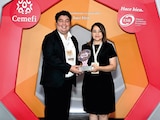 Representantes de Unilever muestran su premio.