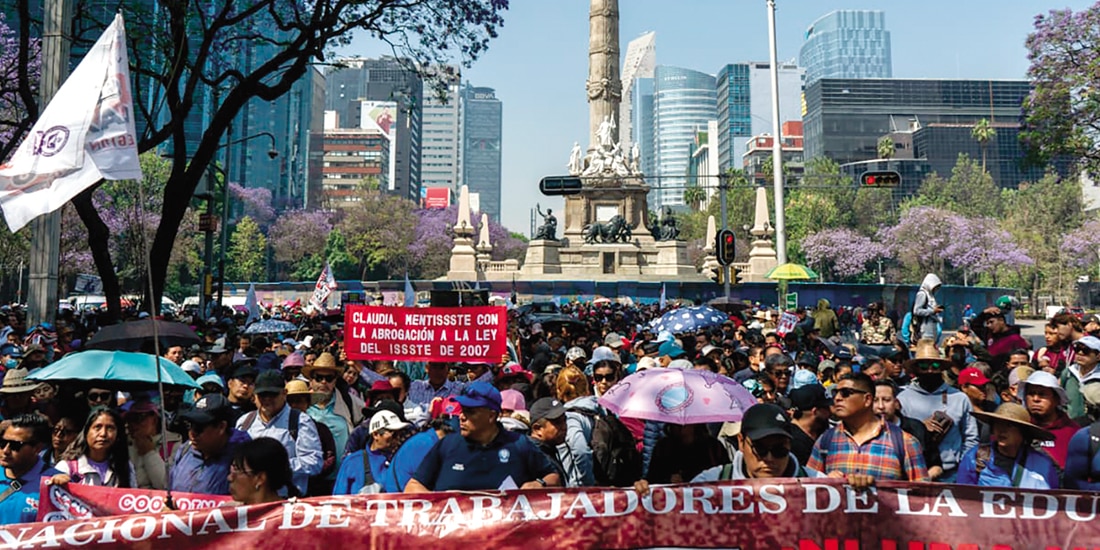 Miembros de la CNTE al reunirse en el Ángel de la Independencia.