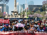 Miembros de la CNTE al reunirse en el Ángel de la Independencia.