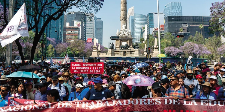 Miembros de la CNTE al reunirse en el Ángel de la Independencia, ayer, para marchar al Zócalo.