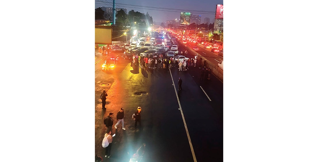 Vecinos durante el cierre de la carretera México-Toluca, anoche.