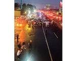 Vecinos durante el cierre de la carretera México-Toluca, anoche.