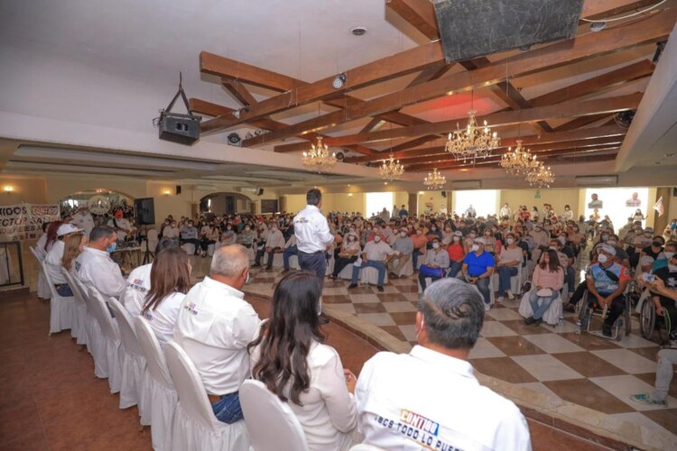 Francisco Pelayo Covarrubias, candidato a la gubernatura de Baja California Sur, durante un evento de campaña..