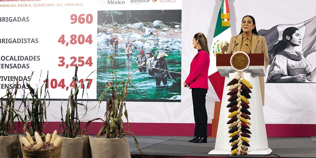 La mandataria y la secretaria de Bienestar, Ariadna Montiel, ayer, en conferencia de prensa