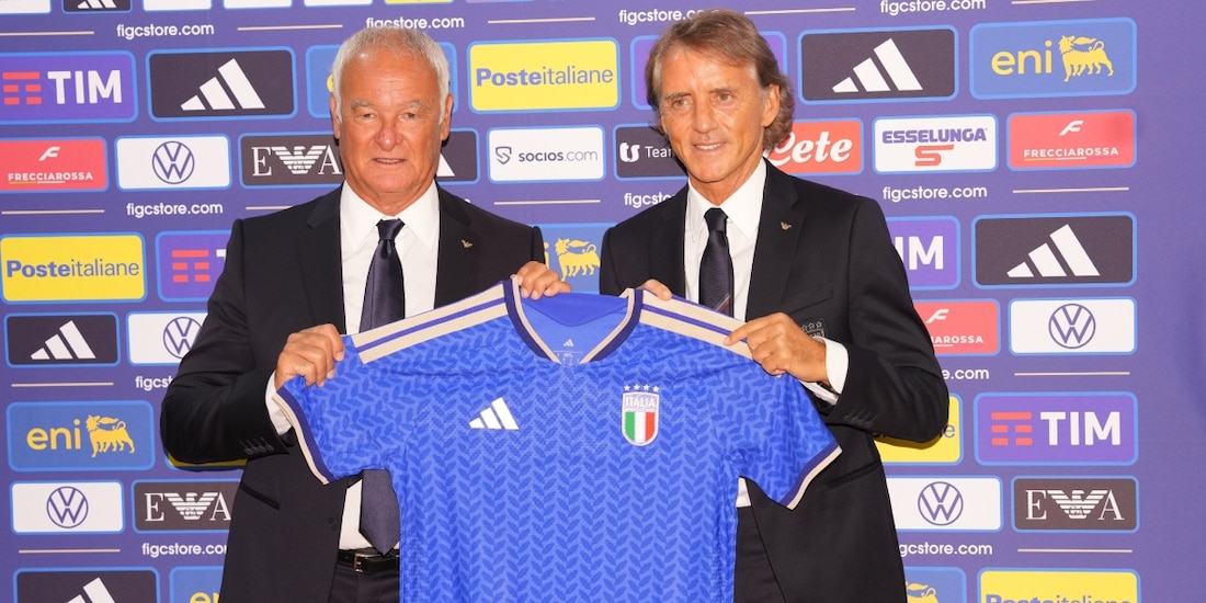El nuevo técnico de la selección de Italia Roberto Mancini (derecha) y el nuevo director deportivo Claudio Ranieri posan durante una rueda de prensa