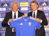 El nuevo técnico de la selección de Italia Roberto Mancini (derecha) y el nuevo director deportivo Claudio Ranieri posan durante una rueda de prensa