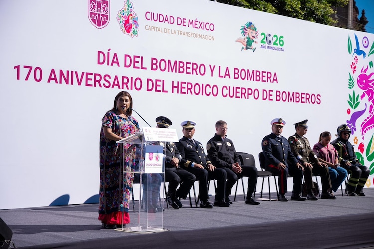 La Jefa de Gobierno, Clara Brugada, encabeza el desfile por el 170 aniversario de los vulcanos en el Zócalo.