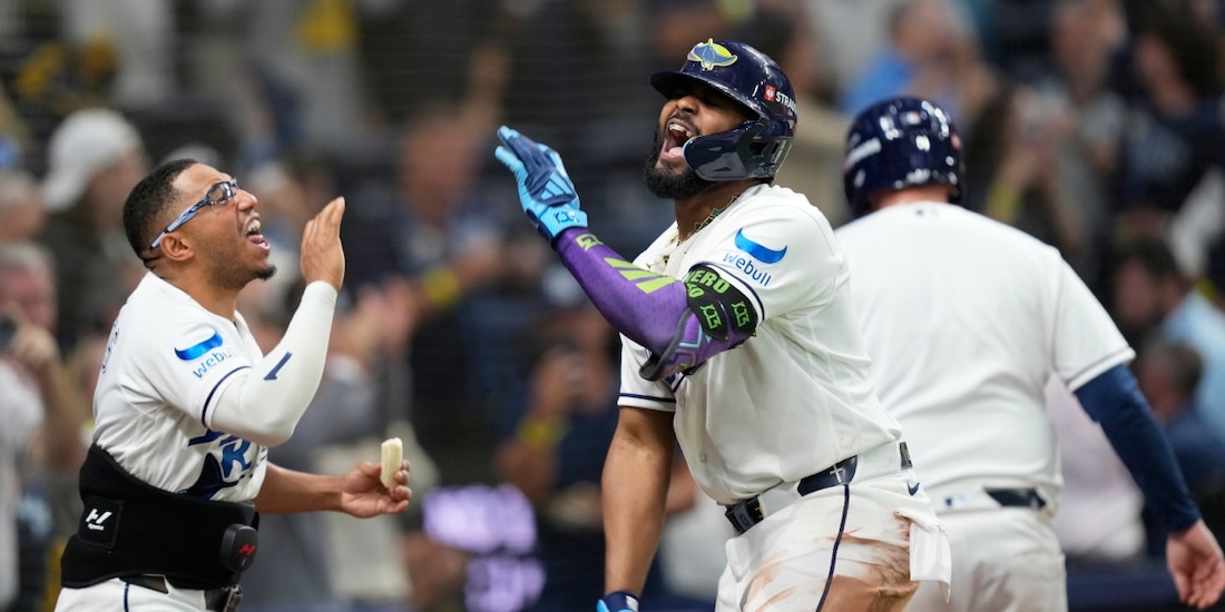 Junior Caminero celebra su cuadrangular de dos carreras en el Juego 6 entre Rays y Guardians.