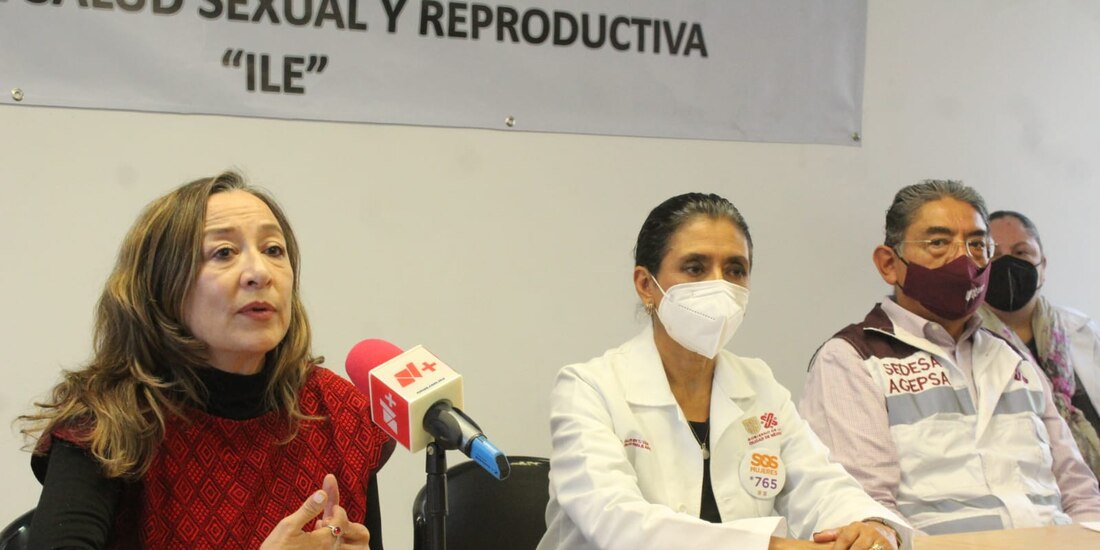 La titular de Salud, Oliva López (al centro) durante la conferencia de prensa, ayer.
