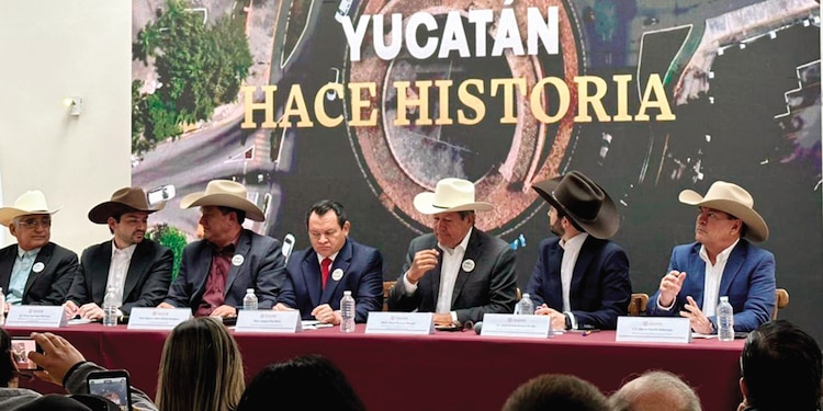 EL GOBERNADOR Joaquín Díaz Mena (c), ayer en la presentación.
