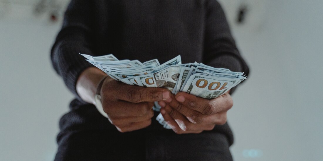 Hombre recibe sueldo de 190 mil dólares por error; renuncia a su trabajo y se desaparece.