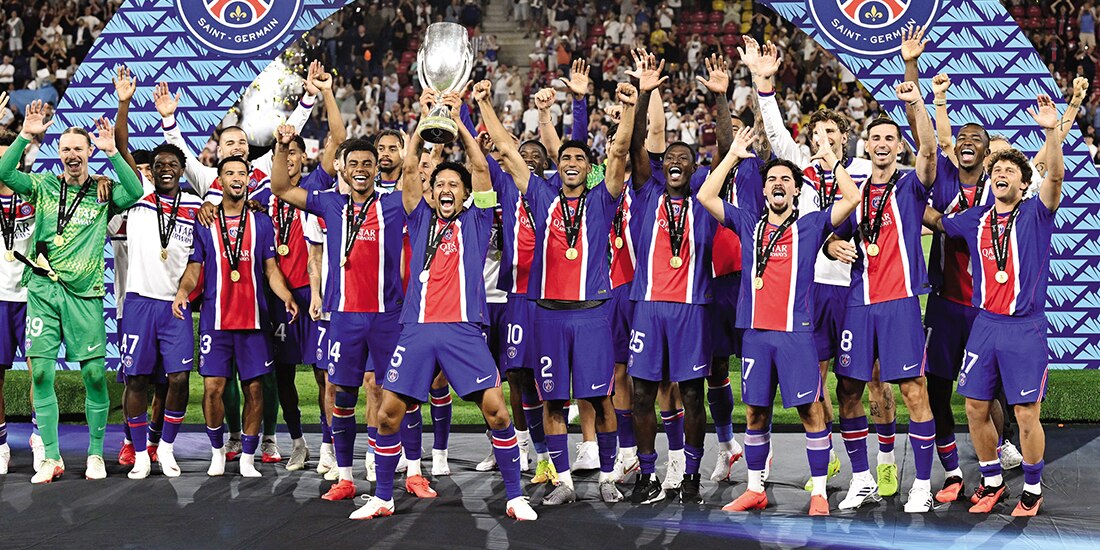 Jugadores del cuadro galo levantan el título, ayer.