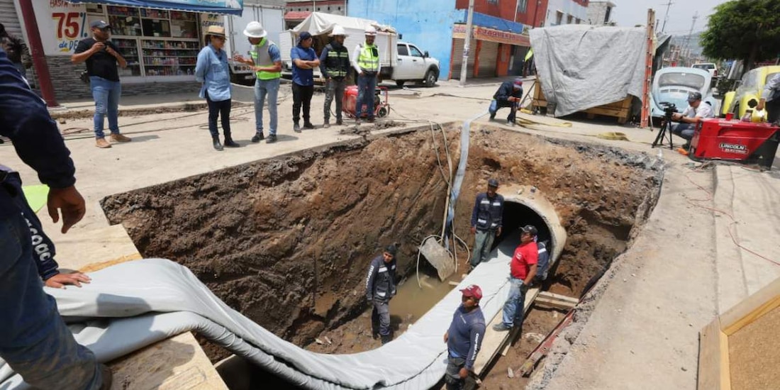 Las cuadrillas operativas del organismo Sapase emplearon el revestimiento por manga de fibra de vidrio para sellar las fugas.