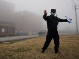 Un agente de seguridad bloquea el acceso al Instituto de Virología de Wuhan,
China, en imagen de archivo.