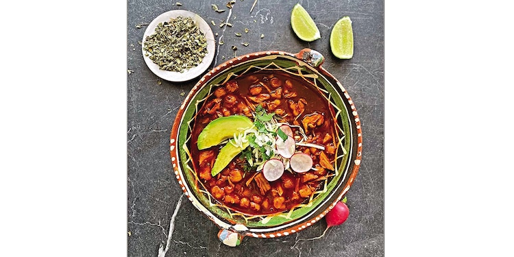 Pozole:
Ya sea verde, rojo o blanco, es uno de los mayores manjares de los mexicanos. Cuenta con una variedad de diversas carnes, incluso la vegetariana.