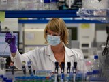 Una empelada del laboratorio Janssen Pharmaceutical, subsidiario de Johnson & Johnson, realiza pruebas en el marco de la búsqueda de una vacuna contra el coronavirus el 17 del 2020 en Beerse, Bélgica.