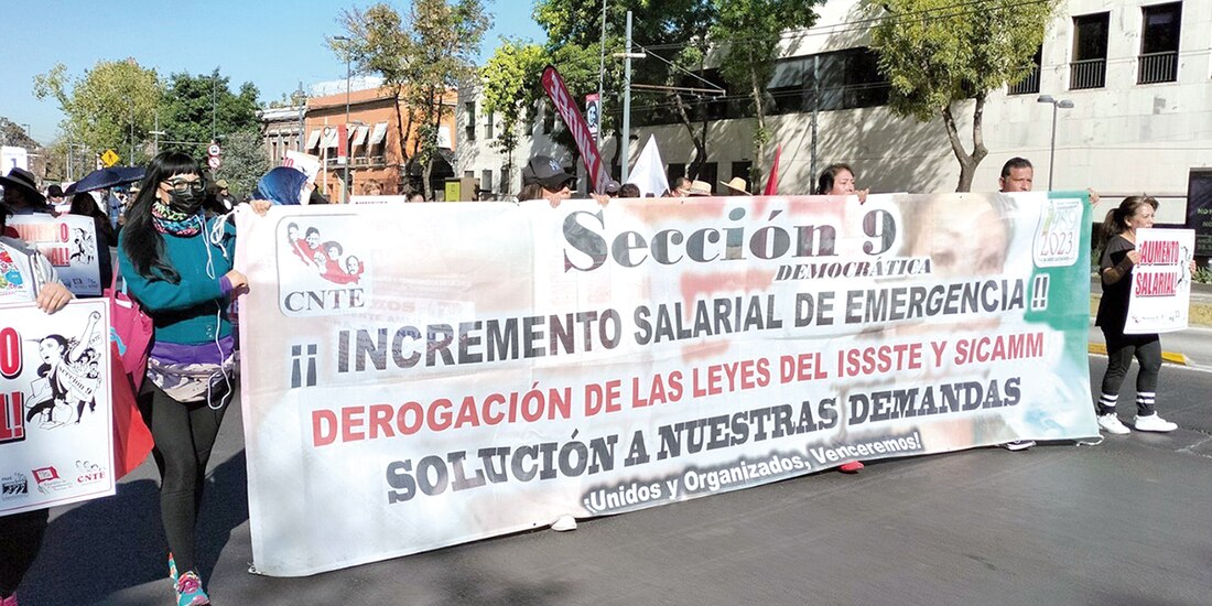 Integrantes de la Coordinadora Nacional de Trabajadores de la Educación se manifestaron en la CDMX, ayer.