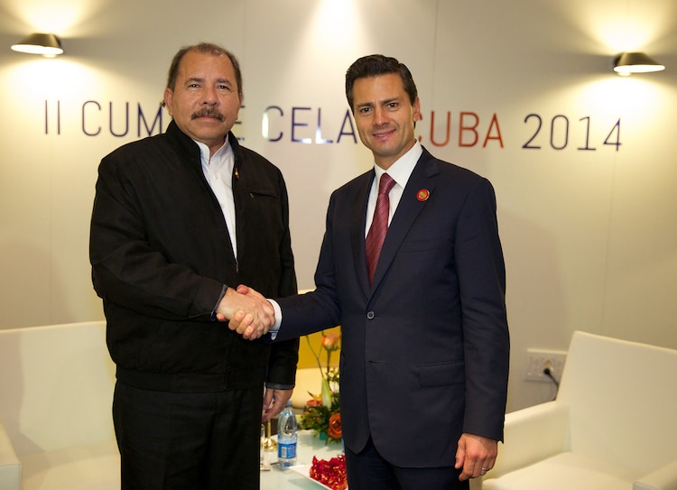 Daniel Ortega, presidente de Nicaragua, junto al expresidente mexicano, Enrique Peña Nieto.