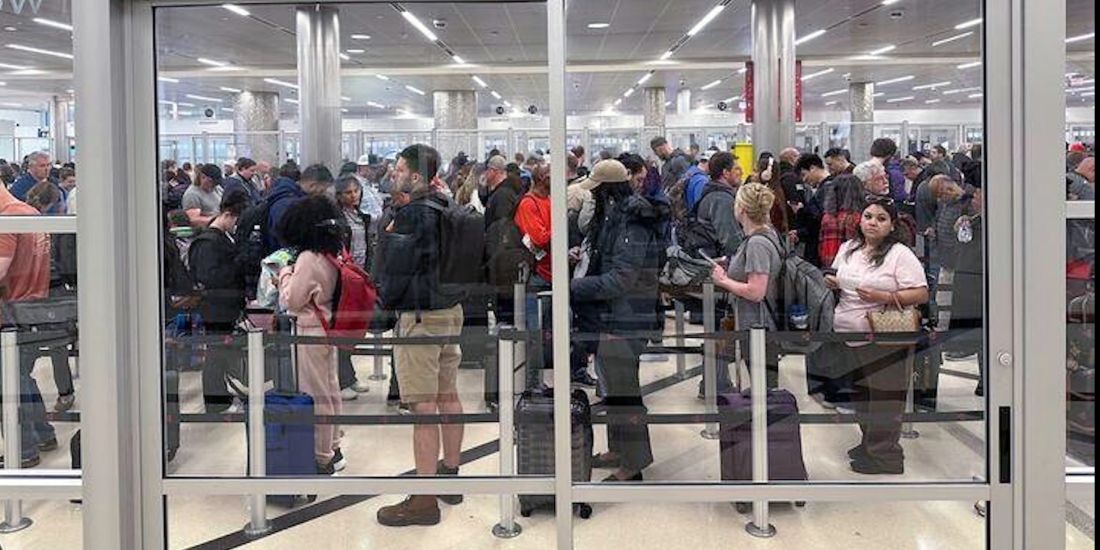 Cancelan más de 4 mil 400 vuelos en EU por tormentas y cierre parcial de gobierno.