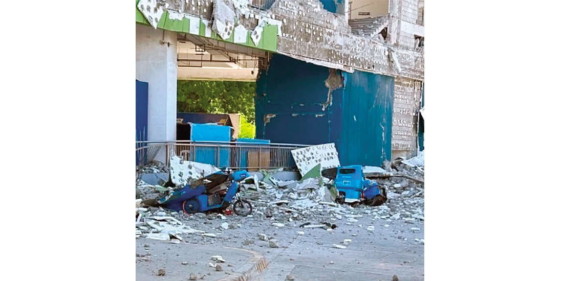Vehículos dañados por escombros tras el potente terremoto en Filipinas, ayer.