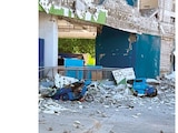Vehículos dañados por escombros tras el potente terremoto en Filipinas, ayer.