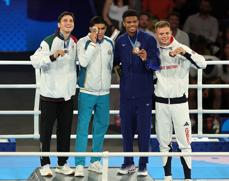 Marco Verde en la ceremonia de premiación de boxeo en los Juegos Olímpicos París 2024