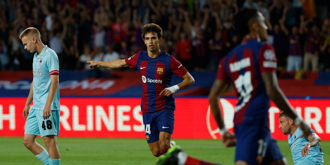 Joao Félix, centro, del Barcelona, celebra tras anotar uno de sus goles en la Champions, en el duelo entre Barcelona y Royal Antwerp