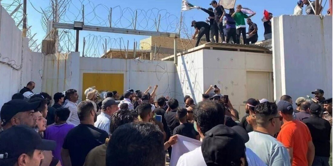 Manifestantes iraquíes se apoderan de las instalaciones del inmueble sueco en su territorio, ayer.