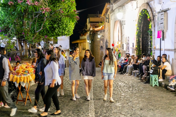 Turistas nacionales prefieren los destinos de Guerrero este puente vacacional.