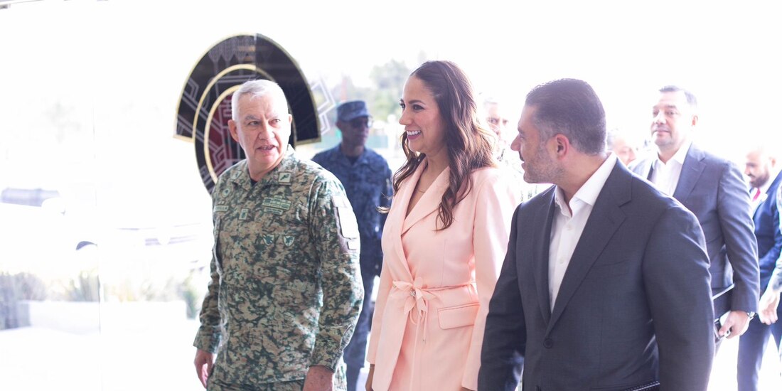 La gobernadora de Guanajuato Libia Dennise (centro), junto con los titulares de la SSPC Omar García Harfuch (der.) y de la Defensa, Ricardo Trevilla (izq.).