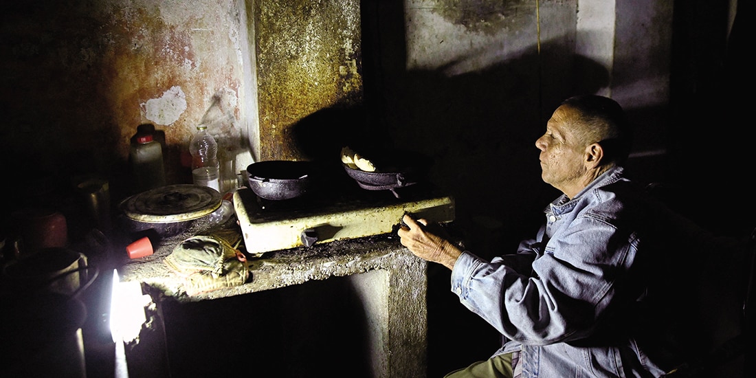 Alberto Villar prepara la cena durante un apagón en La Habana, el 28 de enero.