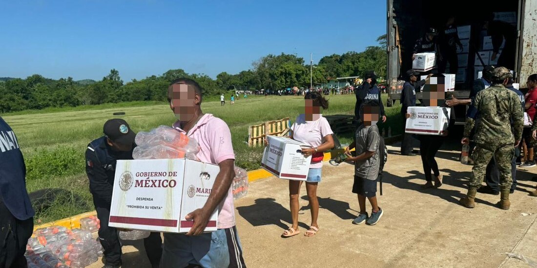 Momentos en que ciudadanos reciben apoyos.