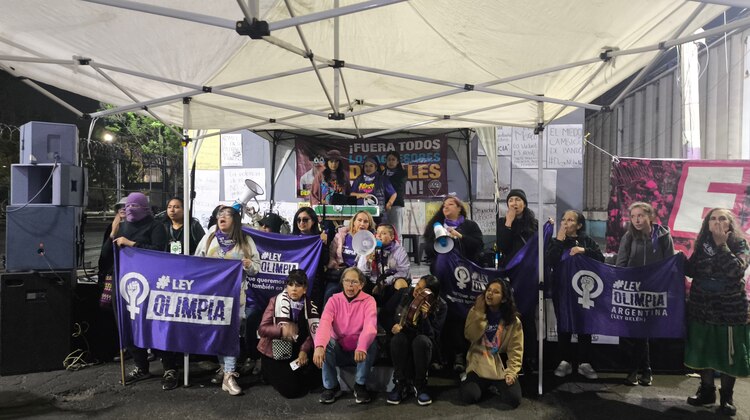 Un grupo de mujeres posan para una foto previo a conocer el fallo del juez.