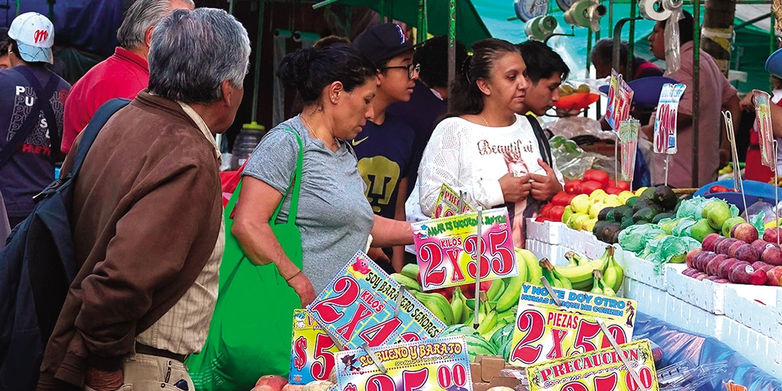Personas comparan precios en un mercado.