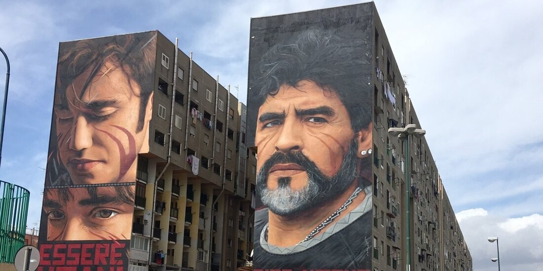 Mural dedicado a Maradona, del artista Jorit Agoch en un edificio de Nápoles.