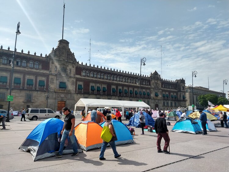 Plantón instalado por la CNTE frente a Palacio Nacional, este miércoles.